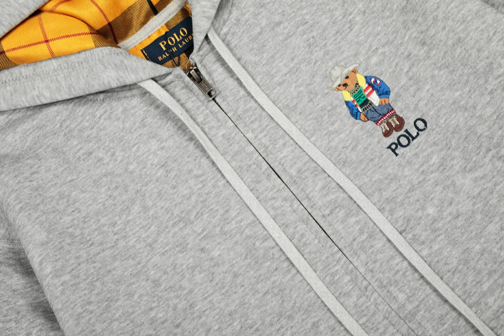 P290 Top Quality" Style Number: 8102# [Ralph Lauren Bear Full Zipper Hooded Autumn and Winter Jacket for Men and Women] ✅Ralph Lauren Simple Color Embroidered Bear Basic Classic Zipper Hooded Jacket ✅370g double-sided cotton heavy fabric Fabric texture version YYDS~ ✅Customized zipper Pure cotton hood rope Full body four-needle six-thread top-stitch design Quality restoration ✅Contrast color yarn-dyed plaid inside Add a little more color without losing the simple and basic style ✅The upper body is simple and easy to match, a must-have for ootd, a versatile style, recommended for couples to wear when traveling~ Size: S-XL Color: White Gray Navy